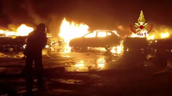 صدها مازراتی در آتش بندر ایتالیا سوخت + تصاویر