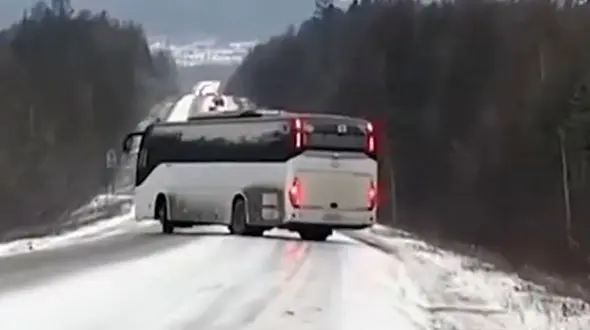 از عدم کنترل اتوبوس در جاده یخی تا سقوط ناگهانی ترک‌نشین از دوچرخه