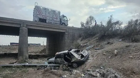 عکس وحشتناک از مچاله شدن پراید در سقوط از پل  !