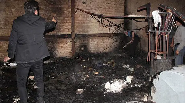 مهار شعله های آتش در اتاقک پشت بام + عکس