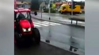 ببینید / لحظه له کردن یک عابر و یک موتورسوار توسط تراکتور! + فیلم
