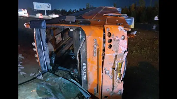 واژگونی3 اتوبوس و مینی بوس در  جاده قم در 16 فروردین با 1 کشته و دهها مصدوم