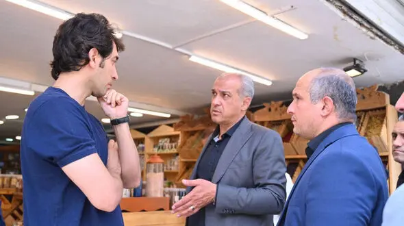 شهردار منطقه یک در جمع تعدادی از آسیب‌دیدگان، دلجویی و تسریع در بازسازی پس از جنگ