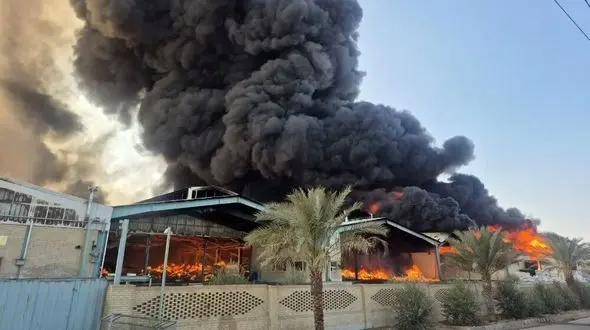 فیلم/ کنترل آتش سوزی عظیم چند کارخانه در شهرک صنعتی ۲ یزد 