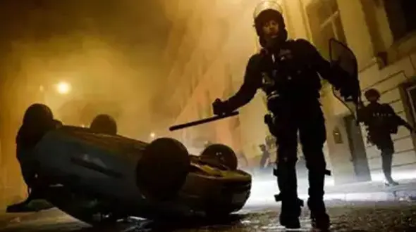 هجوم یک خودرو به خانه شهردار فرانسوی / همسر و فرزند شهردار مجروح شدند 