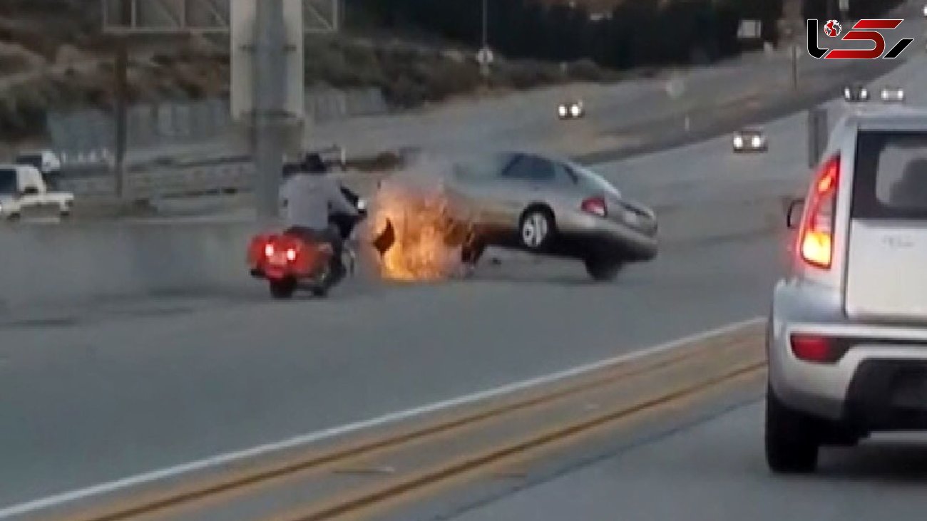 تصادف آتشین ماشینی که می خواست موتورسواری را زیر بگیرد + فیلم