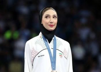 مبینا نعمت زاده: اتاقم رو خودم جمع نمی‌کنم، اتاق اردو رو هم مامانم جمع می‌کنه!+ویدیو