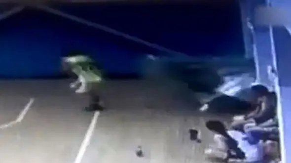 فرار معجزه آسای بازیکن بسکتبال از مرگ+عکس