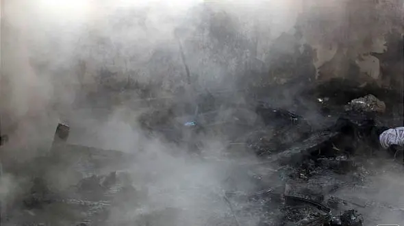 تلاش برای مهار آتش سوزی در پشت بام ساختمان سه طبقه مسکونی + عکس