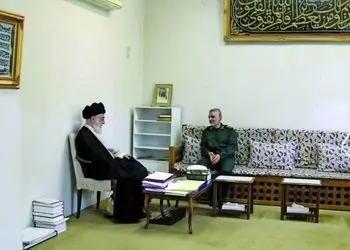 فیلم/ نگاهی به نمای داخلی خانه ساده ولی دلگشای مقام معظم رهبری/ از چیدمان زیبا و بی آلایش پذیرایی تا کتاب خانه ای پرمعنا 