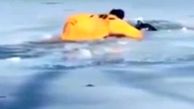 نجات دشوار یک سگ از دریاچه یخ زده + فیلم