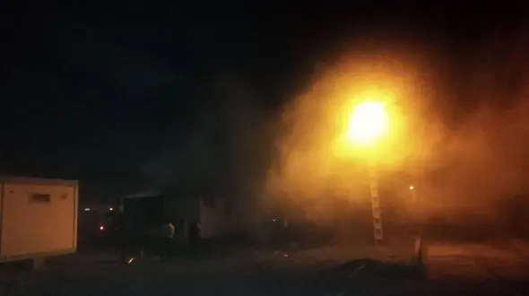 آتش‌سوزی در خوابگاه کانکسی دانشجویان دختر در بم + عکس