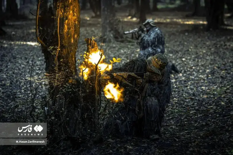 تمرین و آموزش های تخصصی رزم در جنگل توسط بسیجیان یگان ویژه فاتحین تهران بزرگ در جنگل‌های شمال کشور