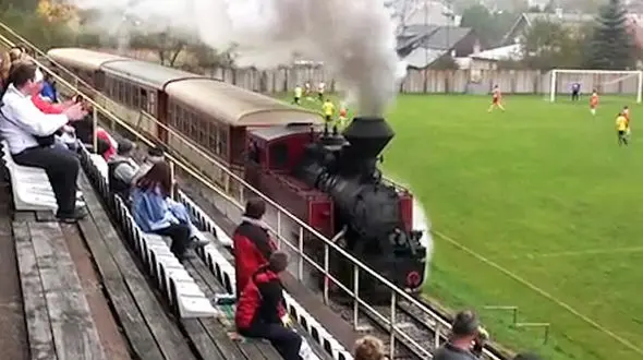 ورود ناگهانی قطار به استادیوم فوتبال! + فیلم