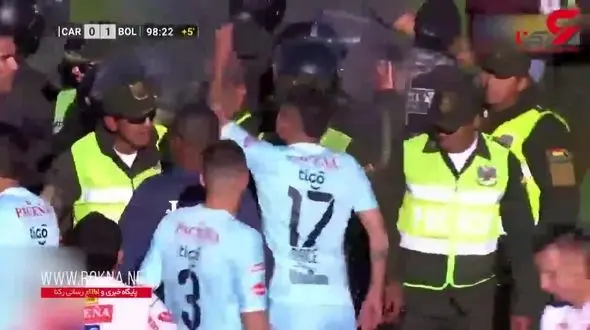 حرکت عجیب یک داور در اعلام پنالتی + فیلم 