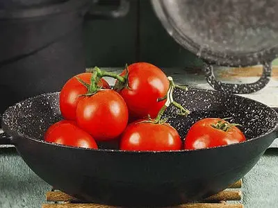 این غذاها دشمن ماهیتابه چدنی شما هستند!