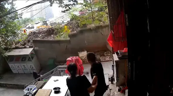 فیلم نفسگیری از اقدام مادر در صحنه مرگبار / جان خودش و دخترش را نجات داد 