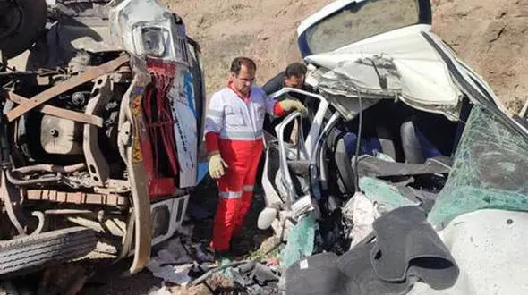 برخورد مرگبار 206 با مینی بوس در زنجان/ 15 نفر راهی بیمارستان شدند