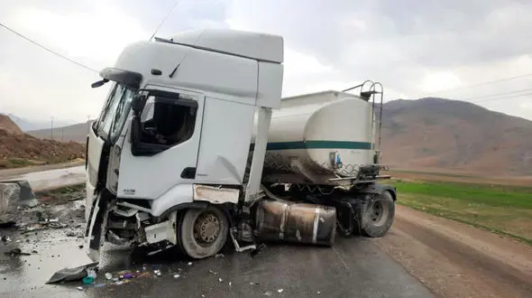 تریلی 30 هزارتنی بنزین در کمربندی خرم‌آباد قیچی کرد + عکس 