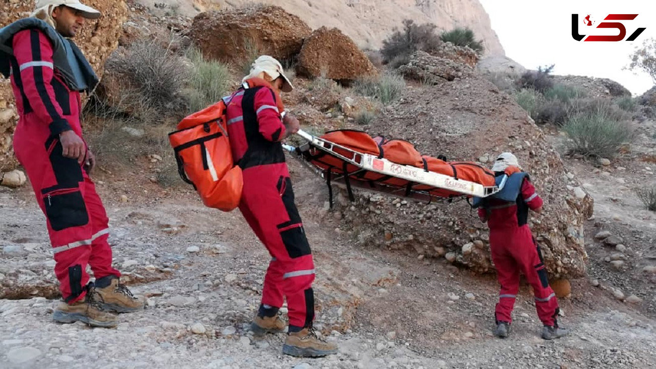 نجات فرد گیر افتاده در ارتفاعات منطقه تنگه قیر شهرستان چرداول
