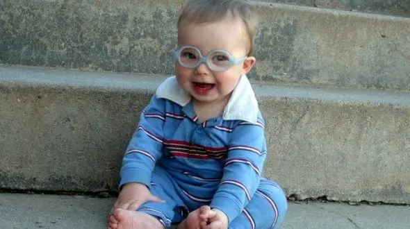 کودکان زیر 2 سال از موبایل و تلویزیون دور نگهداشته شوند/ حداقل 40 سانت از وسایل دیجیتال فاصله داشته باشند