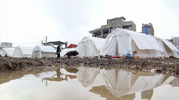 دردسرهای باران در مناطق زلزله زده / کانکسهایی که هنوز  نرسیده اند + فیلم