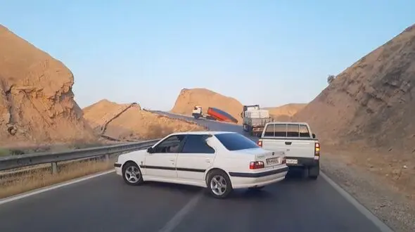 فیلم لحظه سقوط کامیون تانکر دار به دره در گردنه پازنان