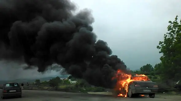 فیلمی هولناک از لحظه آتش گرفتن پژو 405 در ساری / مسافران شوکه شدند