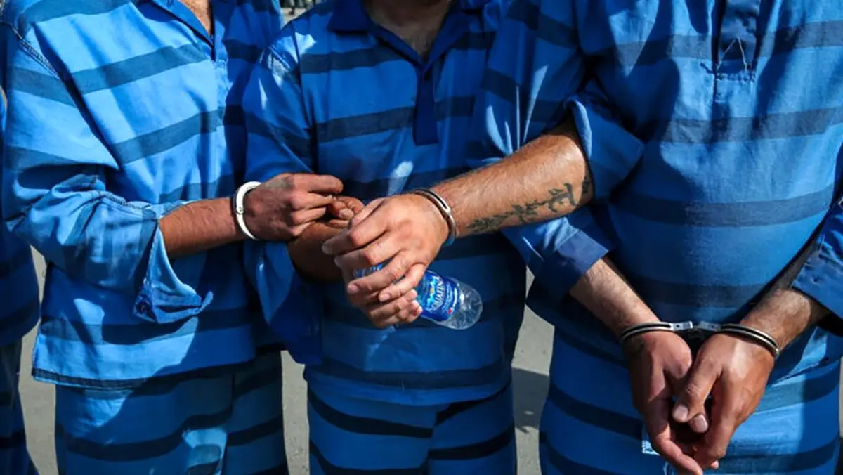 فیلم گریه های پسر بچه در برابر زورگیران مسلح موبایل / بازداشت شدند