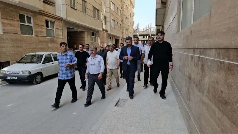 بازدید مقامات قضایی همراه با هیات مدیره انتصابی تعاونی و اعضای شرکت پیمانکار پروژه مسکونی حکیم تهران - پرونده کثیرالشاکی پروژه مسکونی حکیم تهران