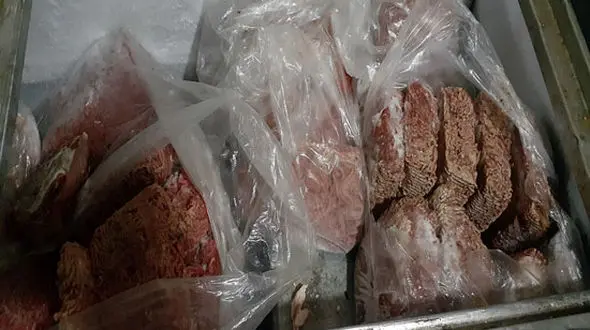 این رستوران با گوشت فاسد غذا می پخت / کشف 180 کیلو گوشت تاریخ گذشته