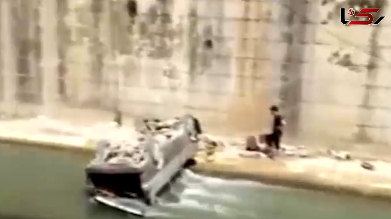 فیلم لحظه سقوط خودروی ون به داخل رودخانه 