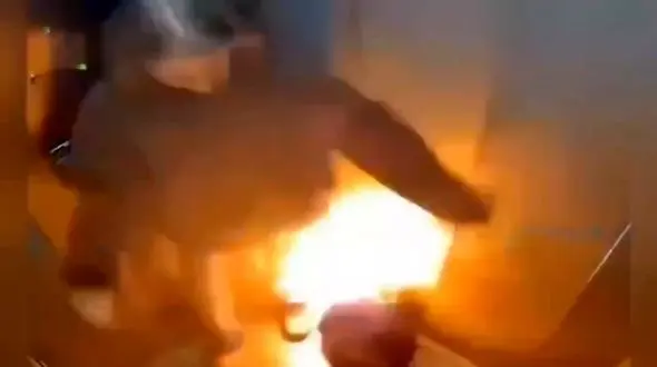 فیلم لحظه انفجار پاوربانک دختر جوان در آسانسور