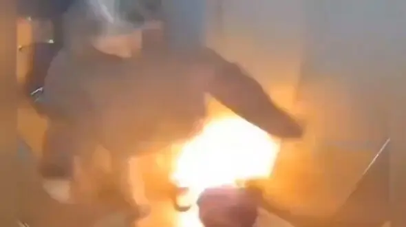 فیلم لحظه انفجار پاوربانک دختر جوان در آسانسور