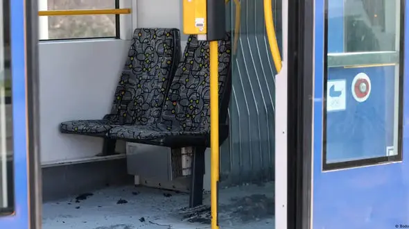 یک زن را در تراموا آتش زدند! 