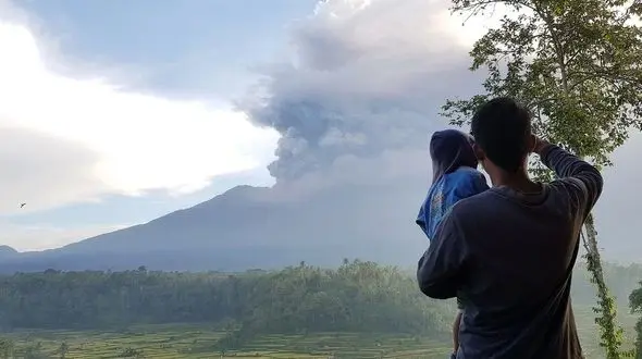 فوران آتش‌فشان فرودگاه اندونزی را تعطیل کرد + فیلم