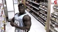 حرکت عجیب مرد غول پیکر مقابل دوربین مداربسته فروشگاه! +فیلم دیدنی