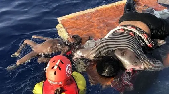 عکس تکاندهنده از اجساد مادر و کودک در ساحل ممنوعه + تصویر