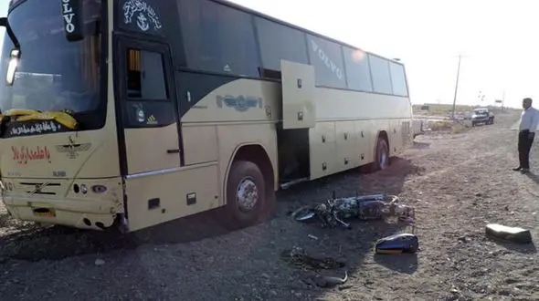 برخورد مرگبار اتوبوس ولوو با موتورسیکلت+عکس