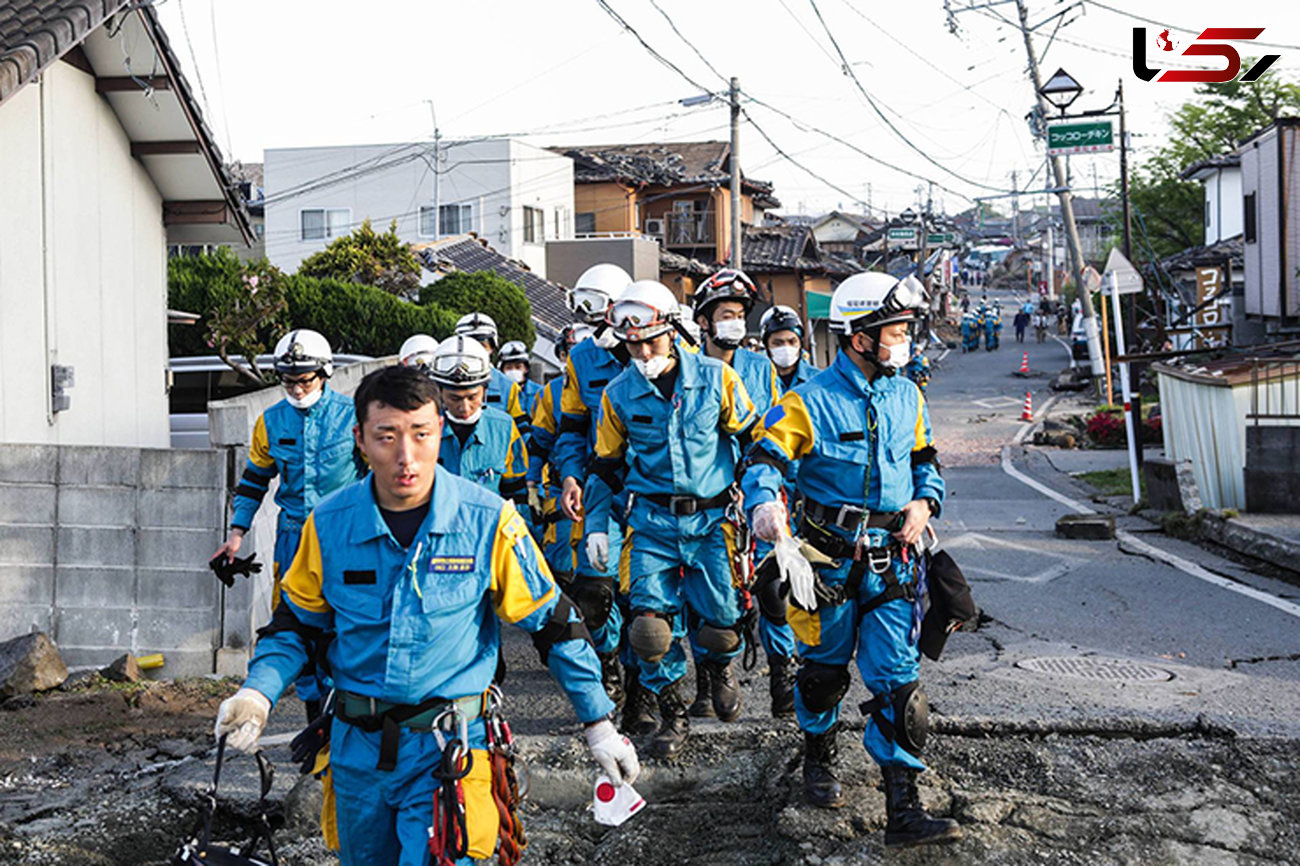 ژاپنی‌های زلزله‌زده‌ شب را در هوای بارانی گذراندند + تصاویر