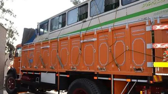 102 کیلو تریاک داخل مینی بوسی که سوار کامیون بود+عکس باورنکردنی در بازرسی پلیس کرمان