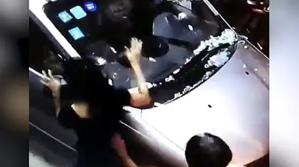 نجات معجزه آسای کودک در تصادف وحشتناک+فیلم و عکس