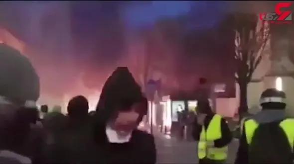 صحنه های جنگ جلیقه زردها با دولت پاریس در خیابان های+فیلم