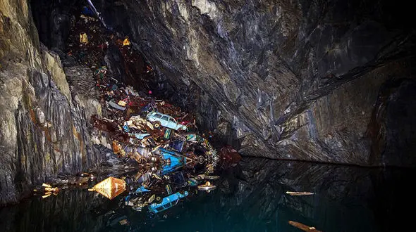 گورستان اتومبیل در دل یک غار + عکس