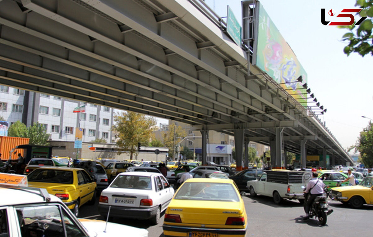 نجات معجزه آسای یک عابر در سقوط از پل کریمخان