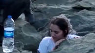 نجات یک زن از داخل شیار تنگ صخره در ساحل آنتالیا + فیلم