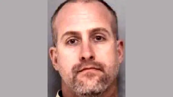 زن دست های شوهرش را در فیلم ناجور و زشت شناخت / او با یک دختر بود+عکس