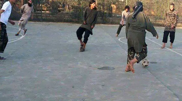 فتوای عجیب داعش درباره فوتبال/ / قصاص در زمین فوتبال