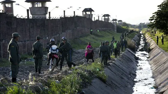 بلای وحشتناکی که مرد زندانی در ملاقات حضوری سر زن نگونبختش آورد