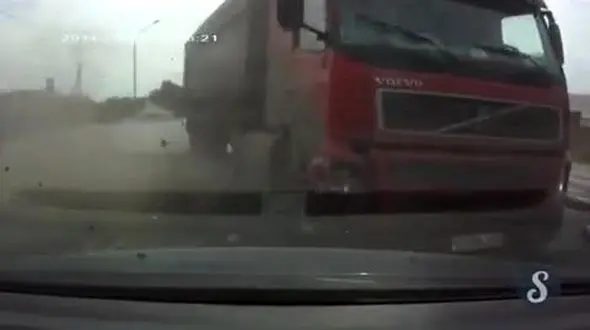 ببینید / اشتباه جنون‌انگیز کامیون؛ زیر گرفتن مرگبار چندین رهگذر + فیلم